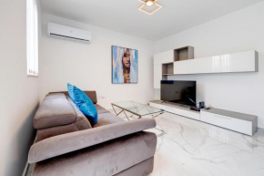 Deluxe Apartment steps to St Georges Bay